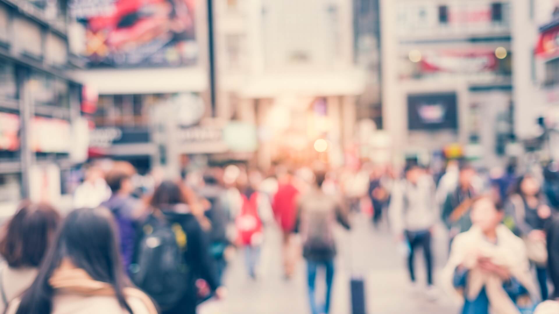 תמונה מטושטשת של רחוב הומה אנשים