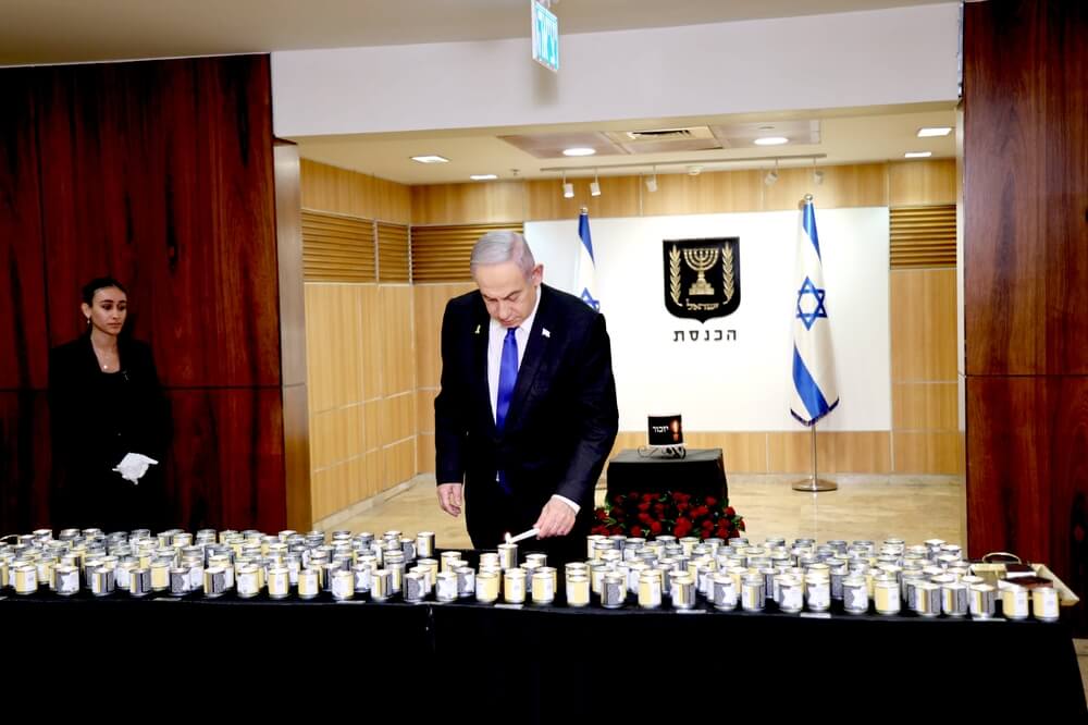 ראש הממשלה ביבי נתניהו מדליק נר